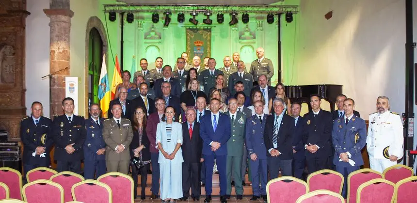 Imagen de los integrantes de la Corporación y de los Cuerpos y Fuerzas de Seguridad del Estado y del Ejército presentes
