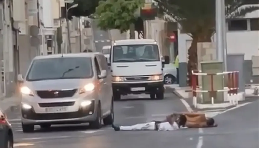 Imagen de los dos chicos tumbados en medio de la carretera. 