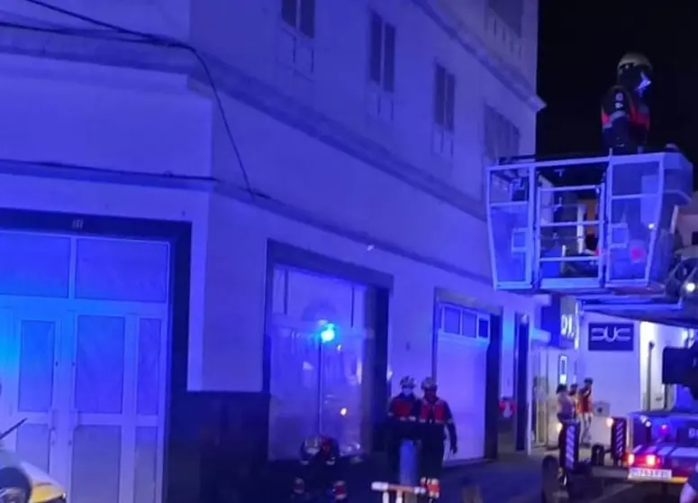 Momento en el que los bomberos tienen que utilizar su grúa para acceder al lugar