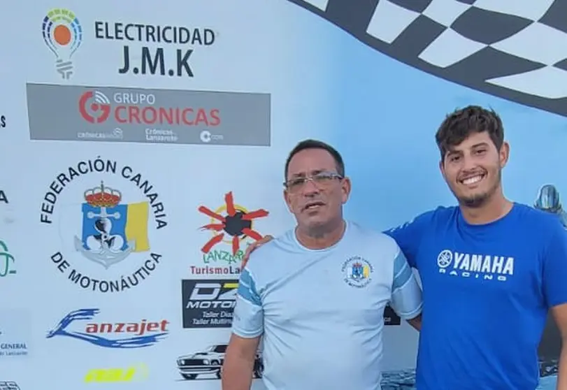 Daniel Hernández con el presidente de la Federación Canaria de Moto Náutica