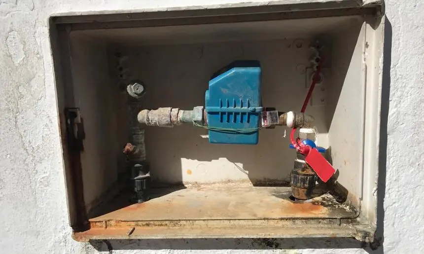 Imagen de un contador municipal precintado y cortado por Canal Gestión