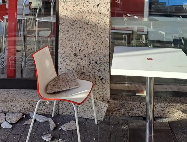 Imagen del trozo de losa que impacto en la cabeza de la persona accidentada.