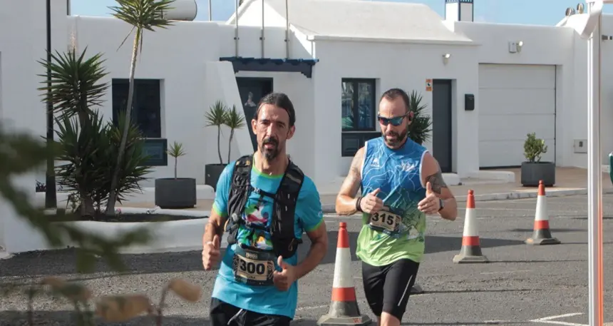 Imagen de dos participantes del Lanzarote Heroes.