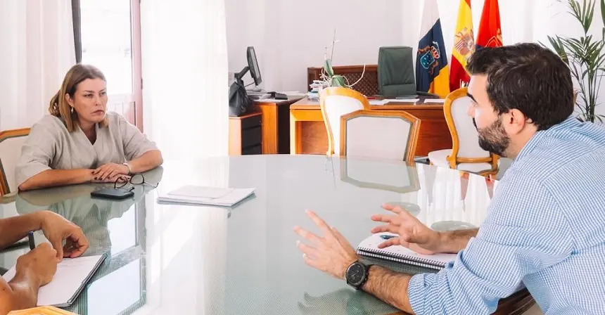 Astrid Pérez en la reunión con el Gerente del Consorcio Insular de Aguas