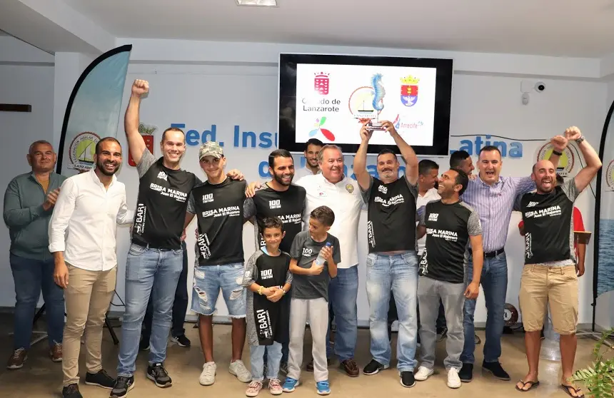 El Tritón alzando el trofeo 2022.