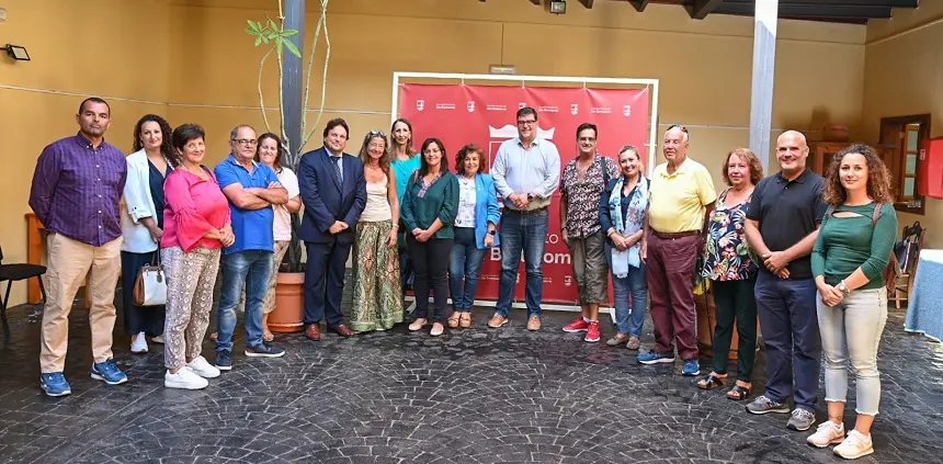 Imagen de Isidro Pérez junto a lo representantes de las ONGS