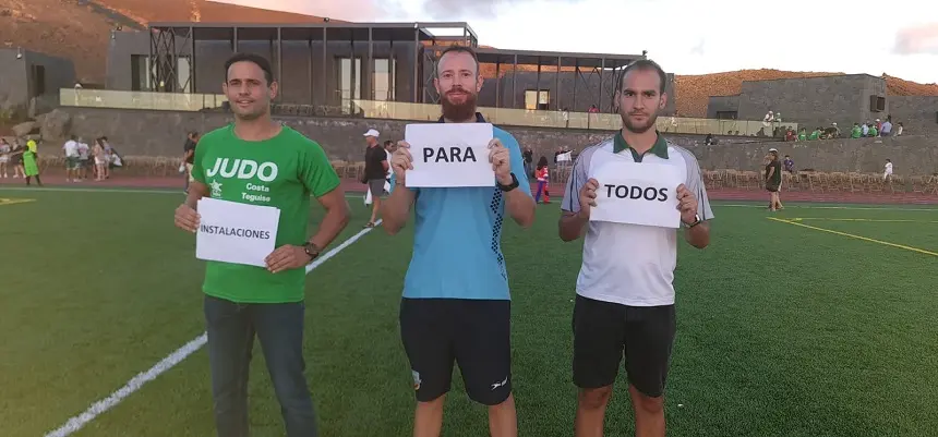 Imagen de los clubes de Teguise reivindicando su petición en la presentación de las escuelas deportivas.