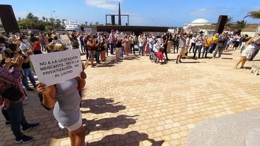 Imagen de otra concentración que se realizó frente al Cabildo por una situación particular.