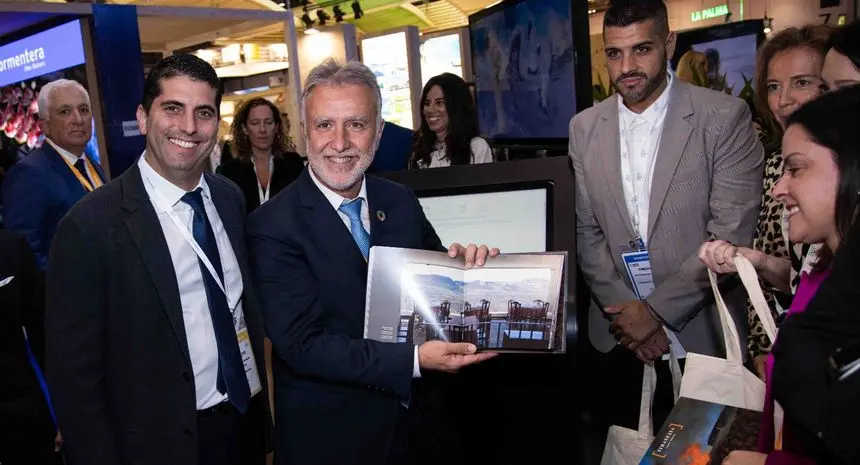 Benjamín Perdomo junto al presidente del Gobierno de Canarias en Londres.