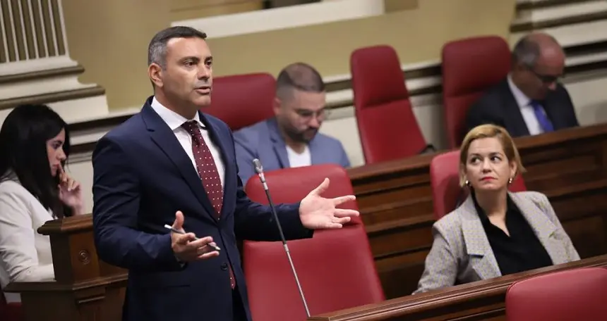 Oswaldo Betancort en el Parlamento de Canarias.