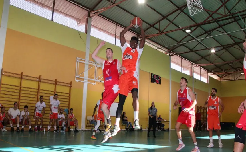 Imagen de un jugador del Aloe Plus Lanzarote Conejeros cogiendo un rebote.