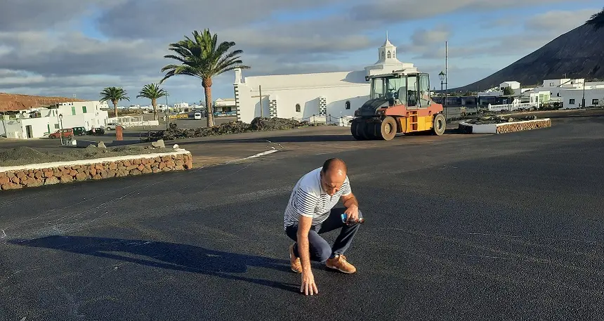 Imagen de Jesús Machín comprobando el estado de la plaza de Los Dolores.
