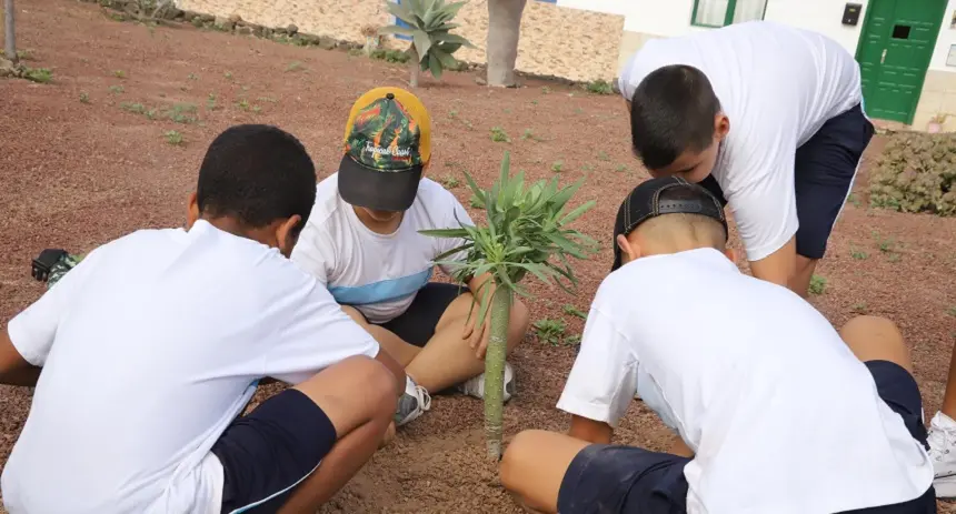 Imagen de niños participando en la plantación de bosquepilas en la Graciosa.