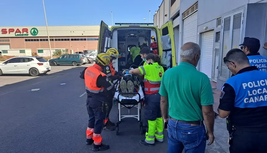 Imagen de la persona afectada siendo trasladada a la ambulancia.