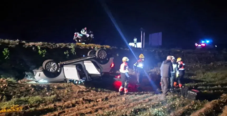 Imagen del aparatoso accidente con los bomberos y el afectado