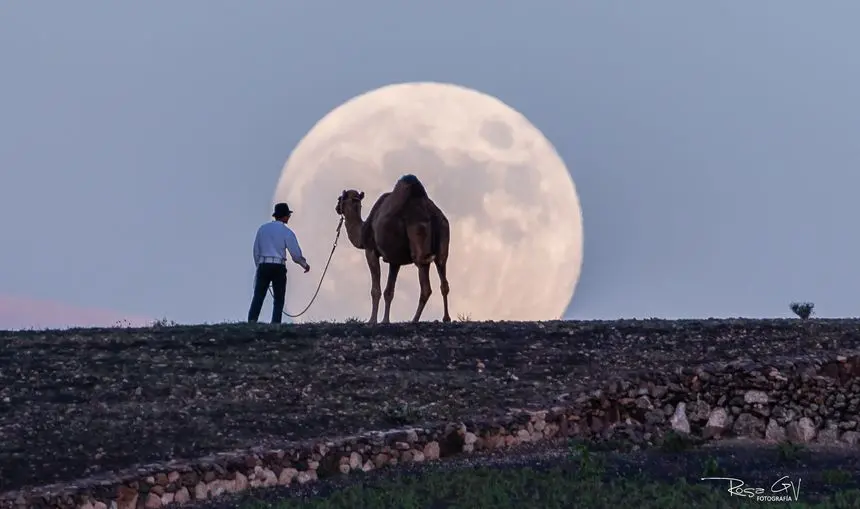 Preciosa imagen de la luna llena de estos días en Lanzarote.