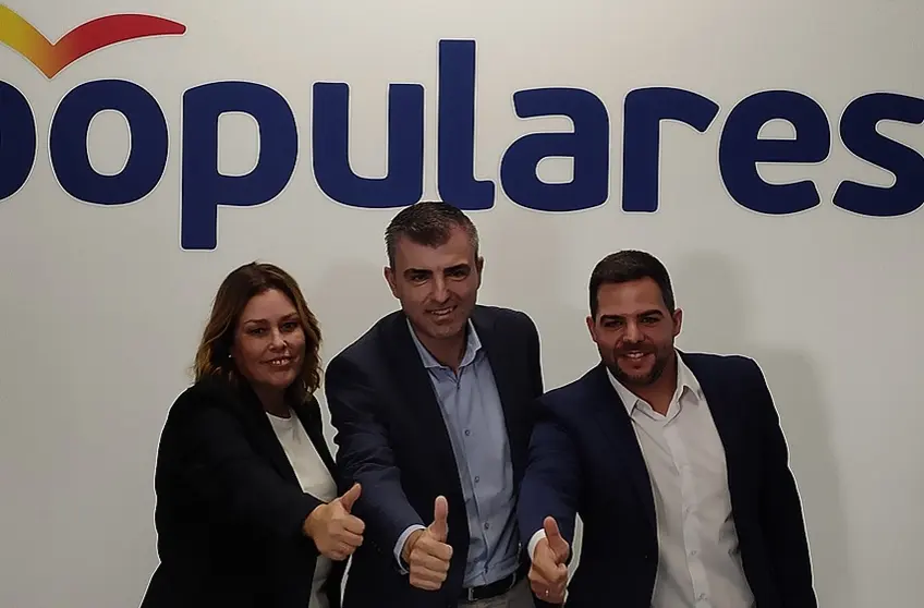 Imagen de Manuel Domínguez junto a Jacobo Medina y Astrid Pérez en la sede del PP en Lanzarote.