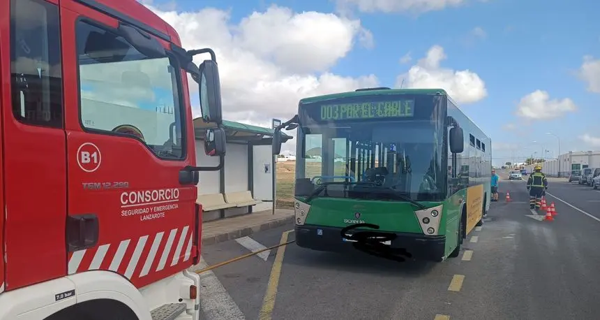 Imagen de la guagua al lado de la parada.