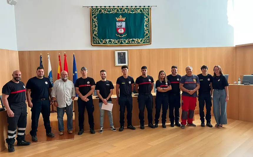 Imagen de componentes de Protección Civil Tías y Bomberos Voluntarios Boluntis en el Ayuntamiento.