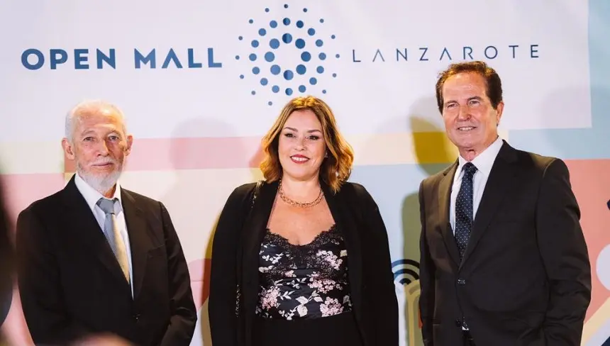 Astrid Pérez con Francisco González y Miguel Morales.
