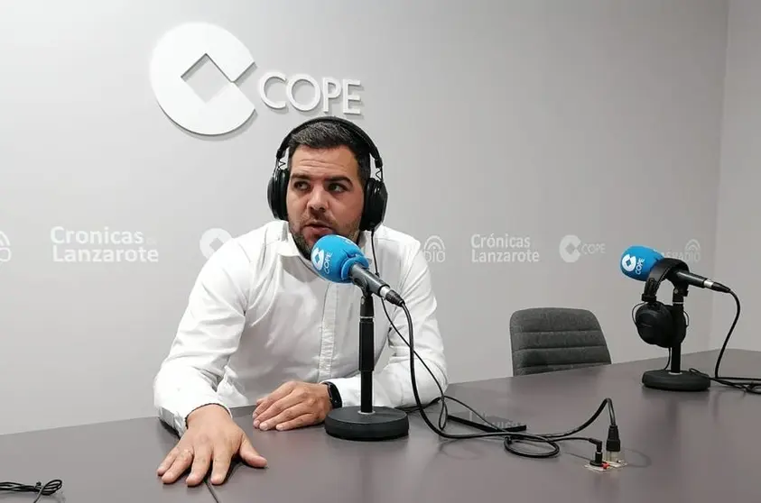 Jacobo Medina en el estudio de Crónicas Radio.