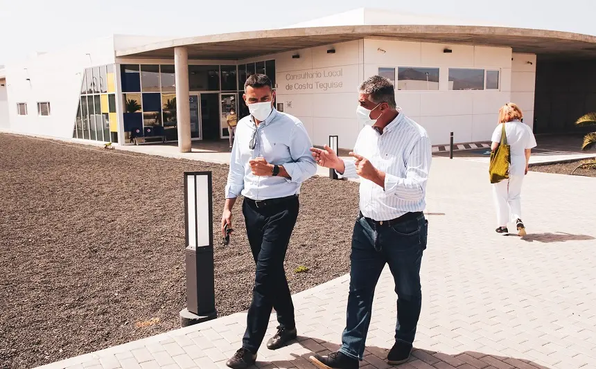 Oswaldo Betancort y Eugenio Robayna saliendo del centro de salud.