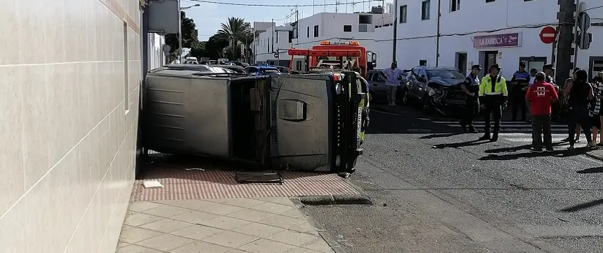 Imagen del vehículo volcado tras el accidente.