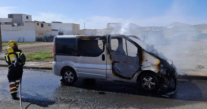 Imagen del momento de la actuación de los bomberos