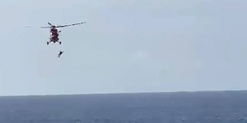 Momento del rescate del bañista por parte del helicóptero del GES.