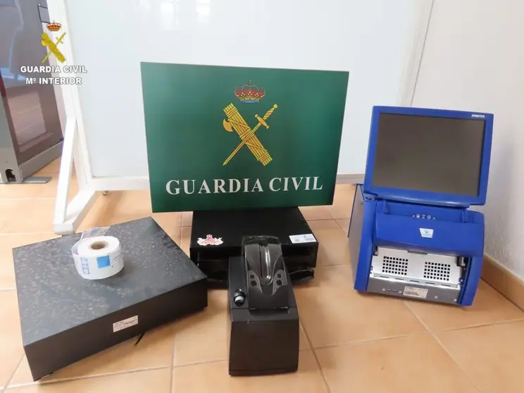 Objetos sustraídos recuperados por la Guardia Civil.