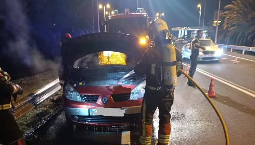 Momento en el que actuaron los bomberos para sofocar el incendio