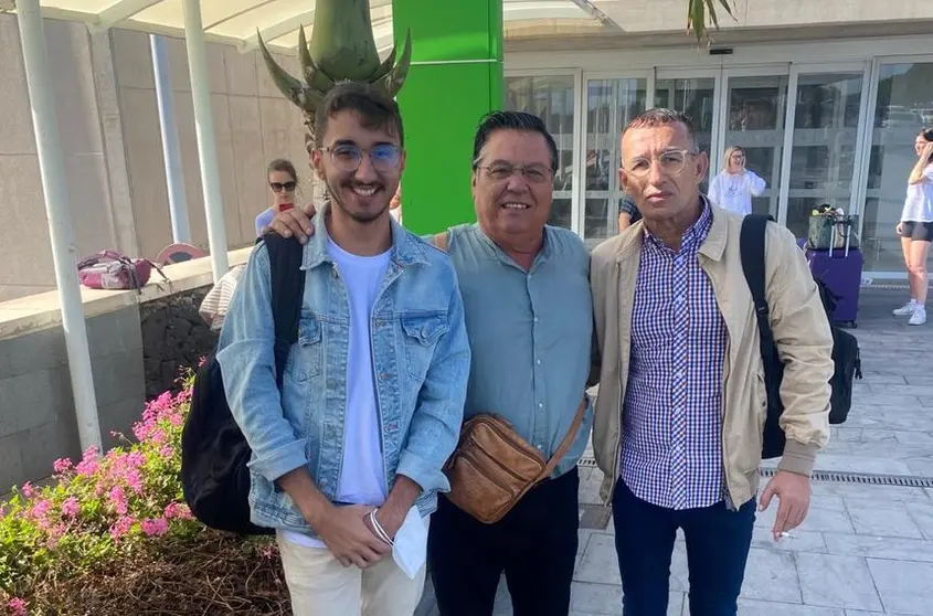 Los representantes vecinales de Lanzarote antes de entrar en el congreso
