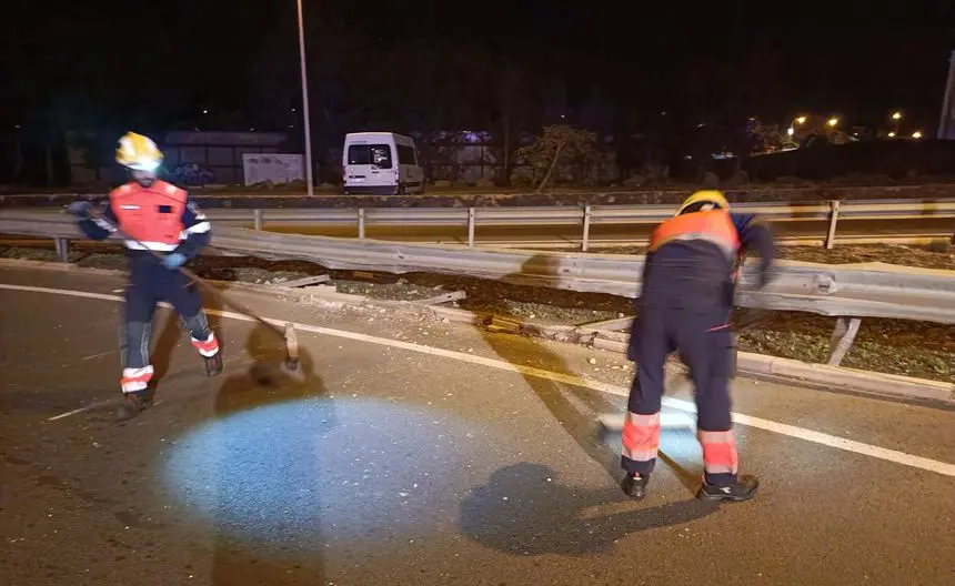 Momento de la actuación de los bomberos en la rotonda del Cabildo