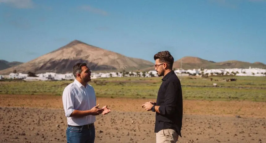 Jacobo Medina y Jeziel Martín en la zona en la que presentan la reclamación.
