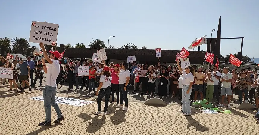 Imagen de los manifestantes de ADISLAN frente al Cabildo.
