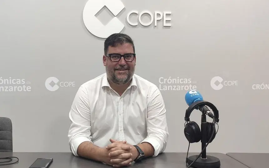 Isidro Pérez en el estudio de Crónicas Radio-COPE Lanzarote.