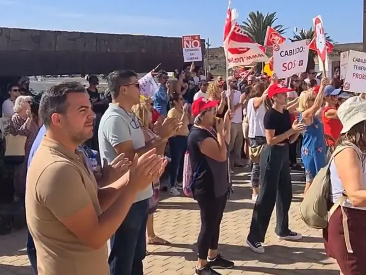 Imagen de Jacobo Medina durante la manifestación de ADISLAN en el Cabildo.
