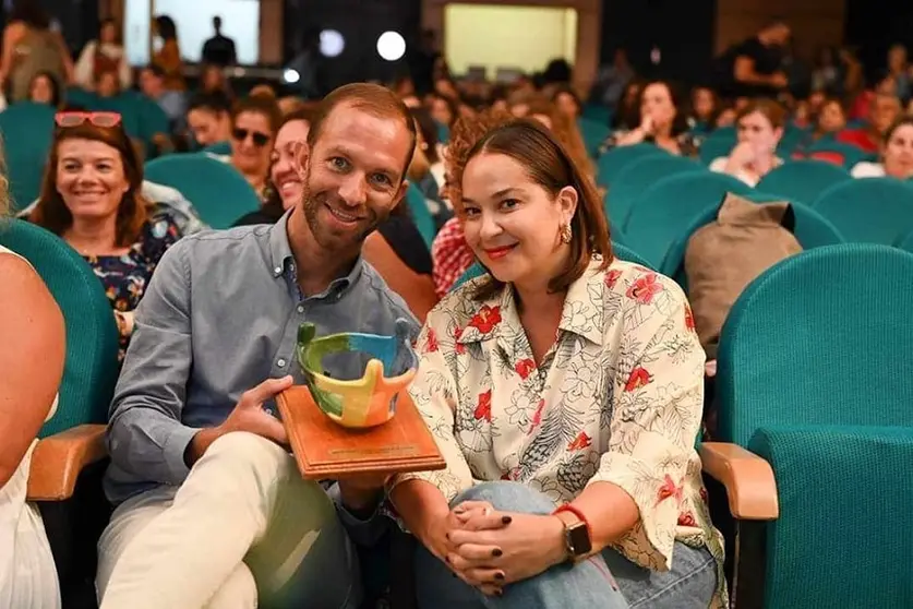 Imagen la concejala de Sanidad, Laura Callero, y el concejal de Juventud, Christopher Notario junto a la distinción.