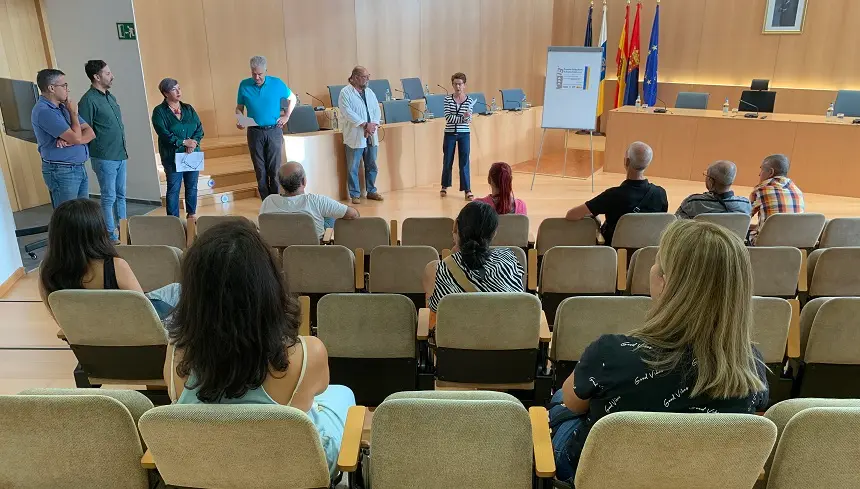 José Juan Cruz y Nicolás Saavedra junto a los trabajadores.