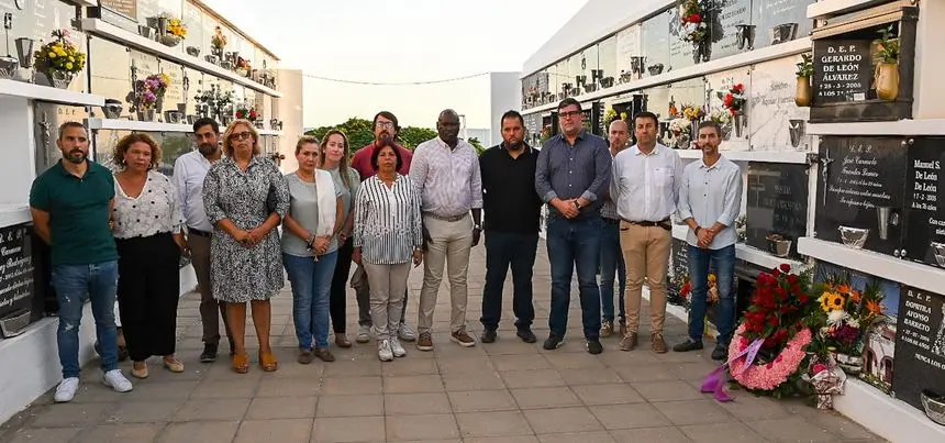 Los integrantes del Gobierno y de la oposición de San Bartolomé acudieron este martes al cementerio