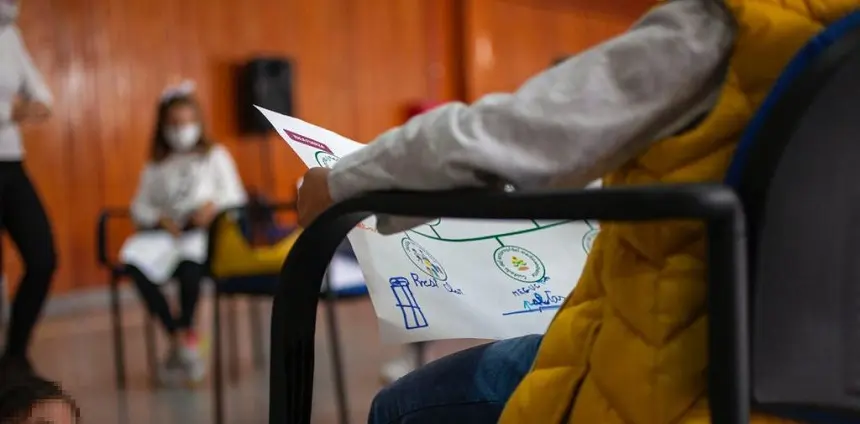 Imagen de archivo de un niño en una clase.
