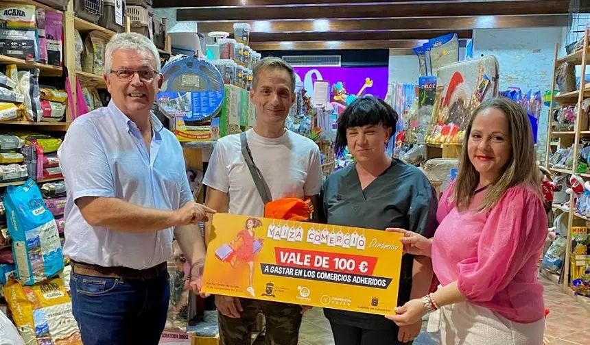 Ángel Domínguez y Carmen Guadalupe entregando los cheques regalo.