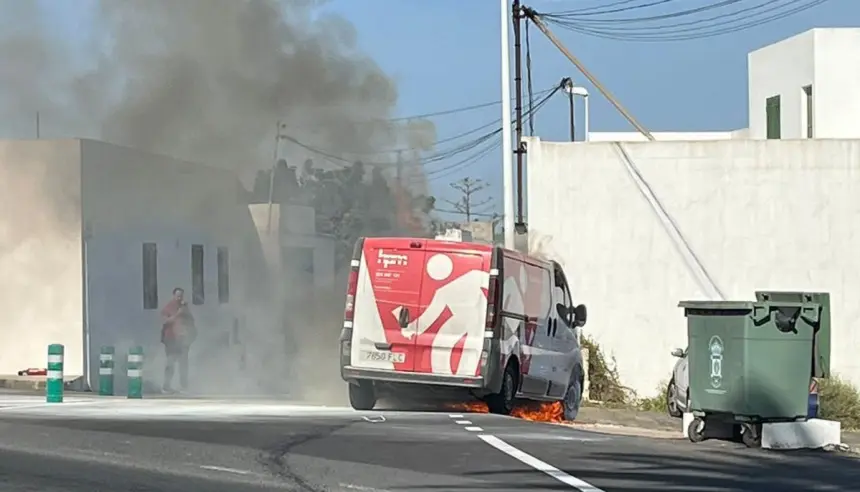 Imagen del vehículo ardiendo.