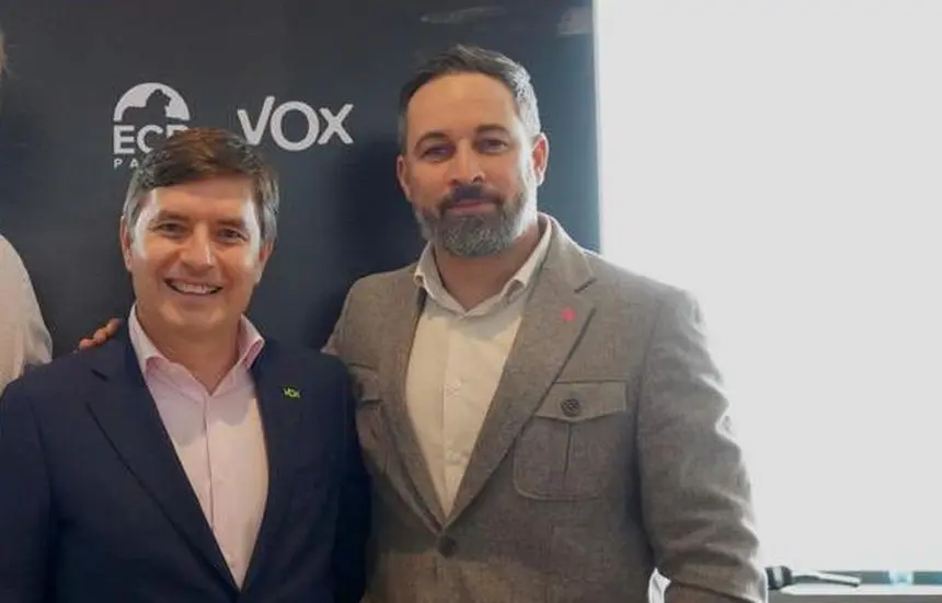 Nicasio Galván, presidente provincial de Vox en Las Palmas, con Santiago Abascal.