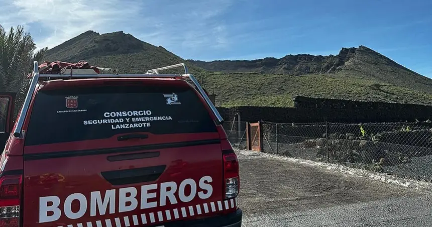 Imagen de archivo de un vehículo de los bomberos en el volcán de la Corona.