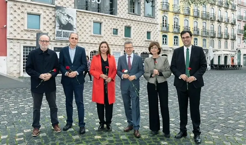 Los integrantes de la Fundación con la presidenta del Cabildo, su consejero de Cultura y la periodista Pilar del Río