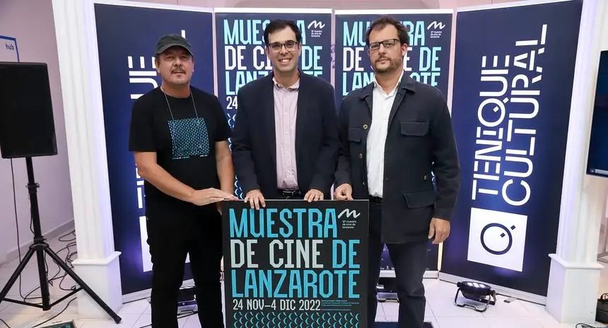 El consejero de Cultura del Cabildo con los organizadores de la muestra