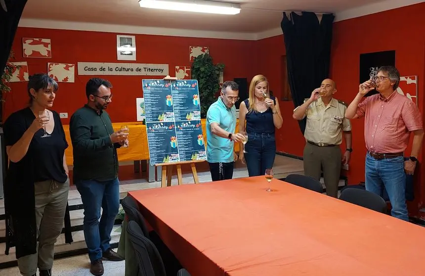 Momento del brindis que hicieron con el presidente de la Asociación diferentes autoridades