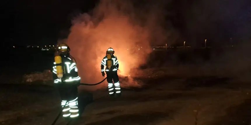 Imagen de los bomberos este domingo de madrugada