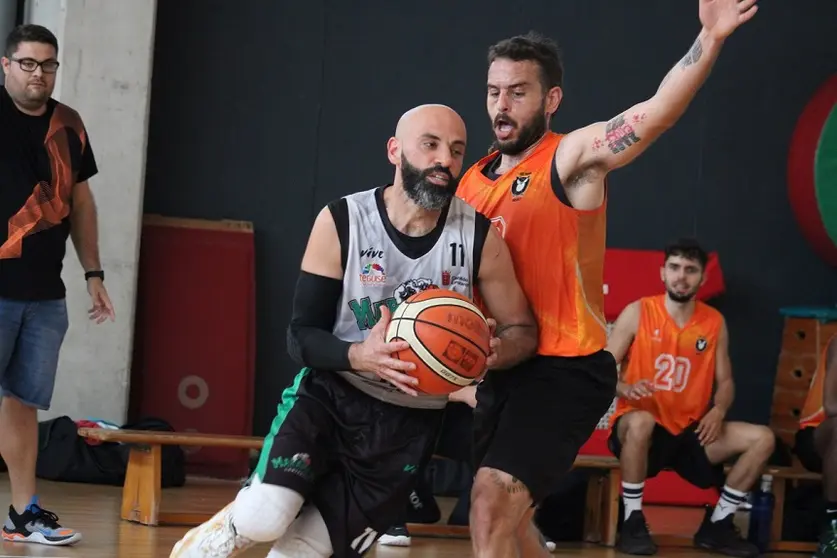 Jugador del Maramajo intentando superar a su defensor.
